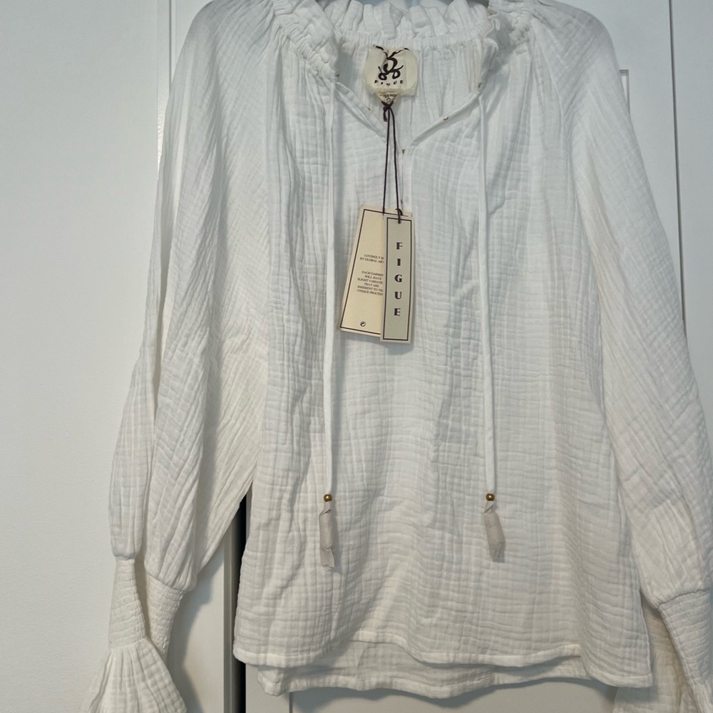 white long sleeve new with tags figure blouse sz small but fits like a sm-medium